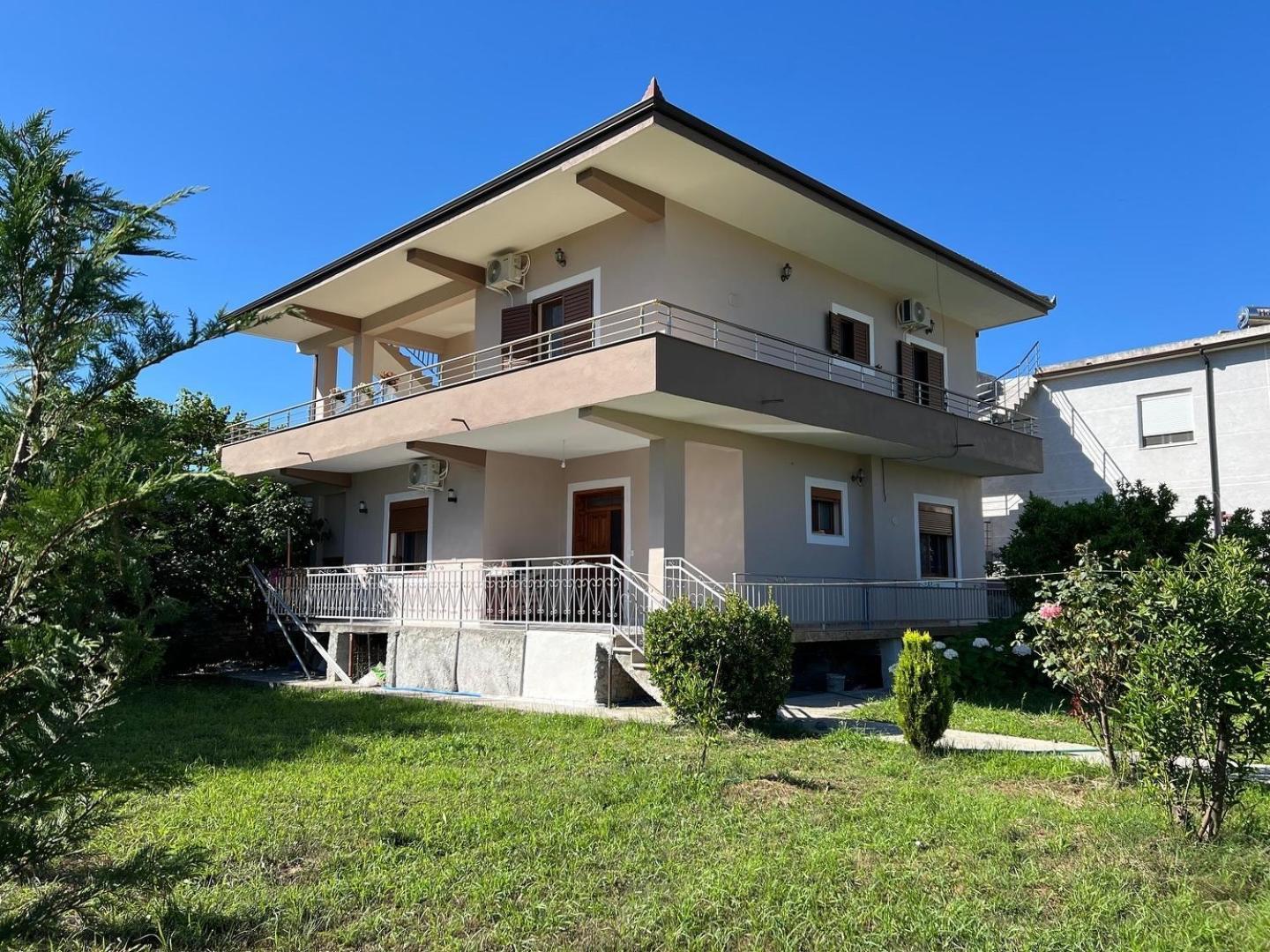 Villa Fjorentin เบราท ภายนอก รูปภาพ
