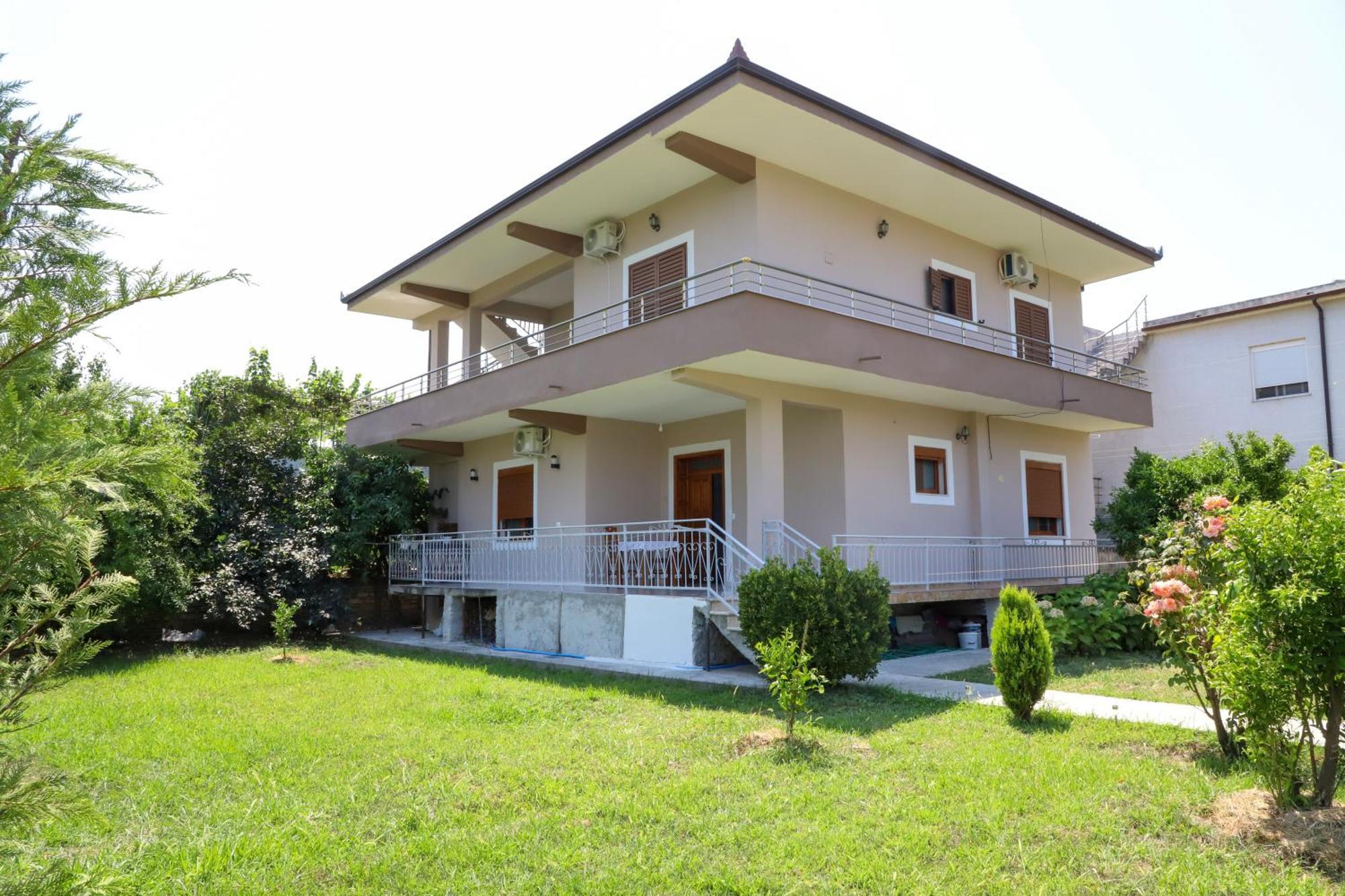 Villa Fjorentin เบราท ภายนอก รูปภาพ